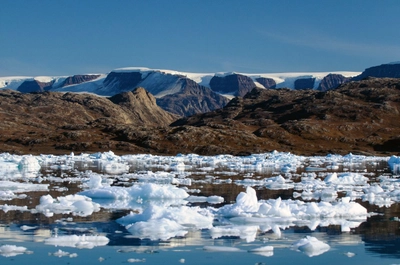 Eisberge vor der Kulisse des Scoresby-Sundes