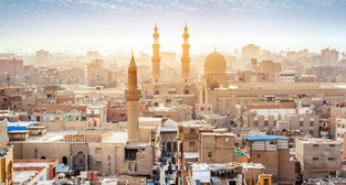 Grand Egyptian Museum und Khan-el-Khalili-Basar in Kairo