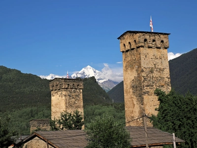 Wehrtürme in Mestia mit Tetnuldi im Hintergrund