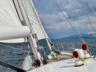 An Bord unter Segeln