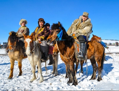 Mongolische Reitergruppe bereit zum Ausflug