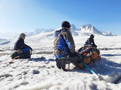 Gesicherte Gruppe auf dem Fetschenko-Gletscher