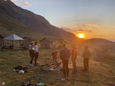 Feuer und Sonnenuntergang auf der Grama Alm