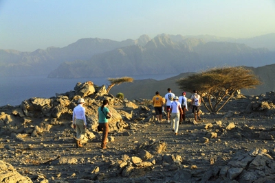 Wanderer auf Felsen in Musandam