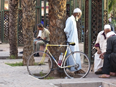 Marrakech Maenner Treffen am Platz