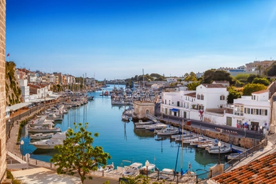 Blick auf den Hafen der Altstadt von Ciutadella, Insel Menorca, Spanien.