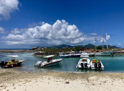 Boote auf La Digue