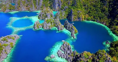 Die tiefblauen Coron-Lagunen in Palawan, Philippinen