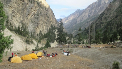 Nepal-Dolpo-Lagerplatz-Wald-Fluss