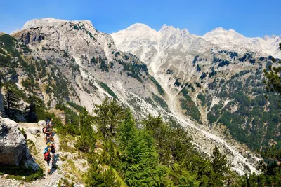 Wanderer am Valbona Pass