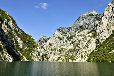 Auf dem Koman-Stausee