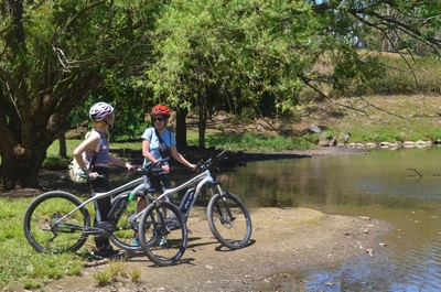 Costa-Rica-Mit-E-Bikes-am-Fluss