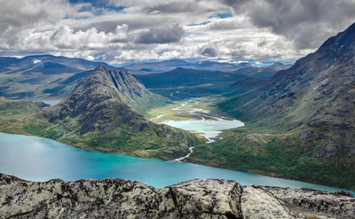 Unterwegs auf dem Besseggen Trail in Norwegen (Oppland)