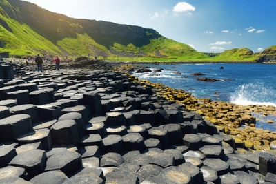 Giants Causeway - ein Gebiet aus sechseckigen Vulkan-Basaltsteinen