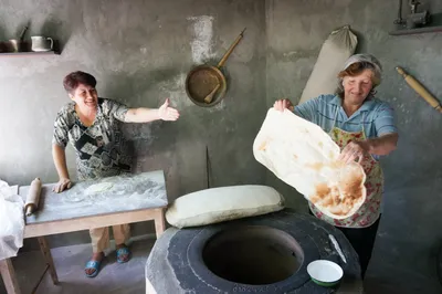 Bäckerinnen beim Lavash backen