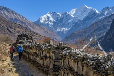 Manimauer und Blick auf Gangchenpo