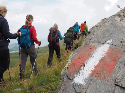 Wegmarkierung High Scardus Trail mit Gruppe