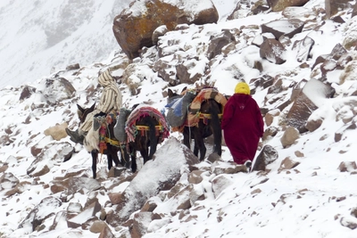 Dorfbewohner auf dem Winterpfad am Toubkal