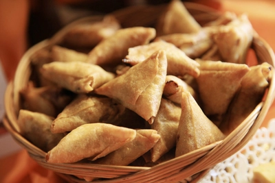 Ein voller Korb Samosas