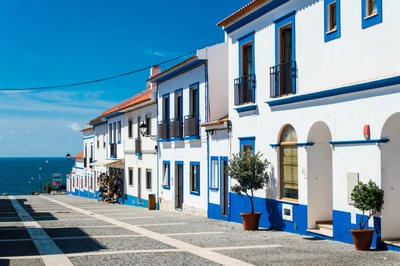 Traditionelle blau-weiße portugiesische Alentejo-Gebäude in Porto Covo, Portugal