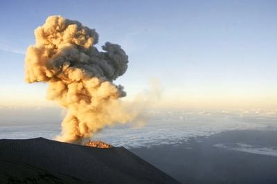 Java Semeru Eruption mit Aschewolke