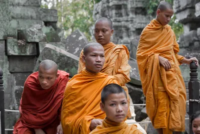 Mönche bei Angkor im Ta Prohm Tempel