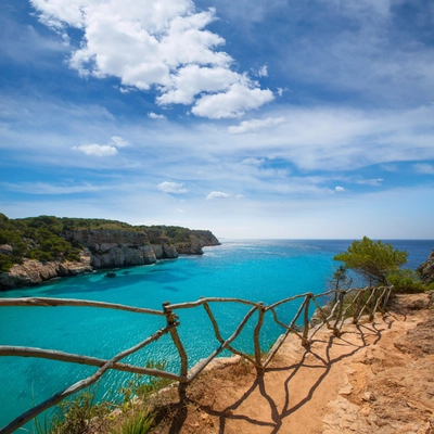 türkises Balearisches Mittelmeer in Cala Macarella auf Menorca