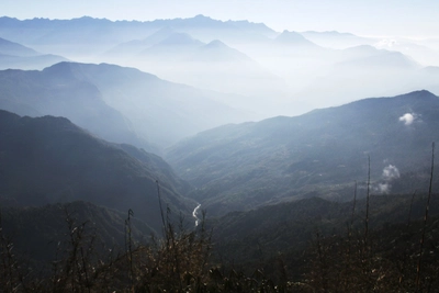 Arun-Tal im Nebel