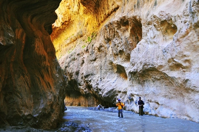 Mgounschlucht im Wasser zur Engstelle