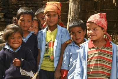 Gruppe nepalesischer Kinder