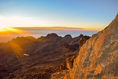 Ein goldener Sonnenaufgang am Point Lenana, Mount Kenya National Park