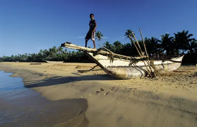 Fischerboot am Sandstrand von Hikkaduwa