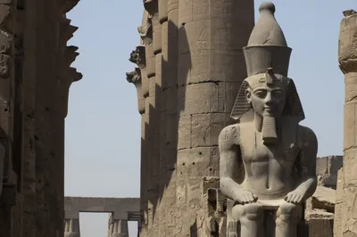 Statue von Ramses II im Luxor Tempel