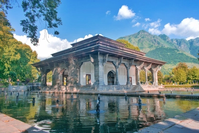 Wunderschönes Bild eines historischen Denkmals im weltberühmten Shalimar-Garten in Srinagar