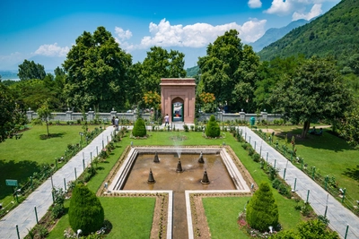 Chashme Shahi ist einer der 1632 n. Chr. angelegten Mogulgärten mit Blick auf den Dal-See in Srinagar