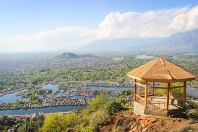 Aussichtspunkt auf dem Shankracharya-Hügel mit Blick von oben auf die Stadt Srinagar und die Hausboote im Dal-See