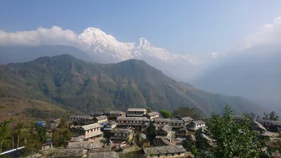 Blick auf das Dorf Ghandrung mit Annapurna Süd und Hiunchuli im Hintergrund