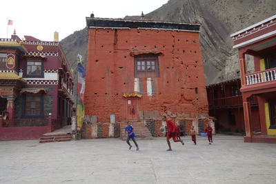 Spielende Kinder auf dem Vorplatz einer Gompa