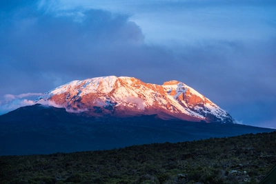 Sicht auf den Kilimanjaro bei Sonnenuntergang in Tansania