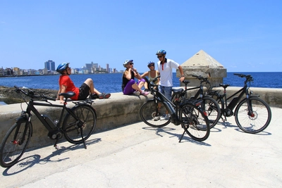 Kuba-Mit-E-Bikes-in-Havanna