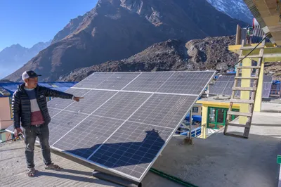 Solarpanel auf dem Buddha Inn in Kyanjin Gompa