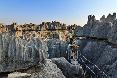 Schöner Tourist auf einer Reise in die einzigartige Kalksandsteinlandschaft des Tsingy Bemaraha Natur Reservat in Madagaskar