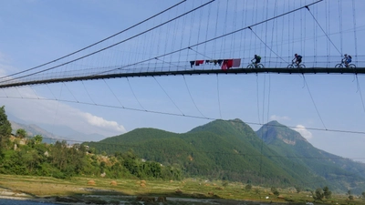 Nepal-MTB-Panorama-Spektakuläre-Hängebrücke