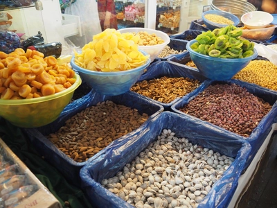 Bunte Waren auf einem Markt in Duschanbe