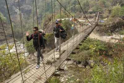 Flussüberquerung über eine Hängebrücke