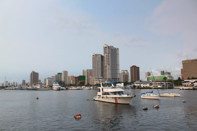 Blick auf Hafen und Skyline von Manila