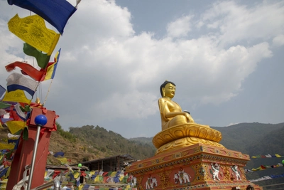 Buddha-Statue zwischen Tarke Ghyang und Sermathang