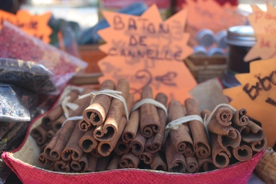 Zimtstangen auf dem Markt von La Reunion