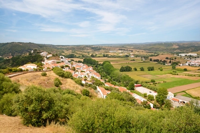 Blick auf die Stadt Aljezur mit traditionellen portugiesischen Häusern und ländlicher Landschaft, Algarve Portugal