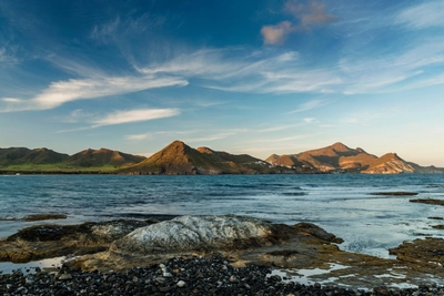 Panoramablick auf den Naturpark Cabo de Gata-Nijar vom Strand Los Genoveses in der Provinz Almería, Andalusien, Spanien